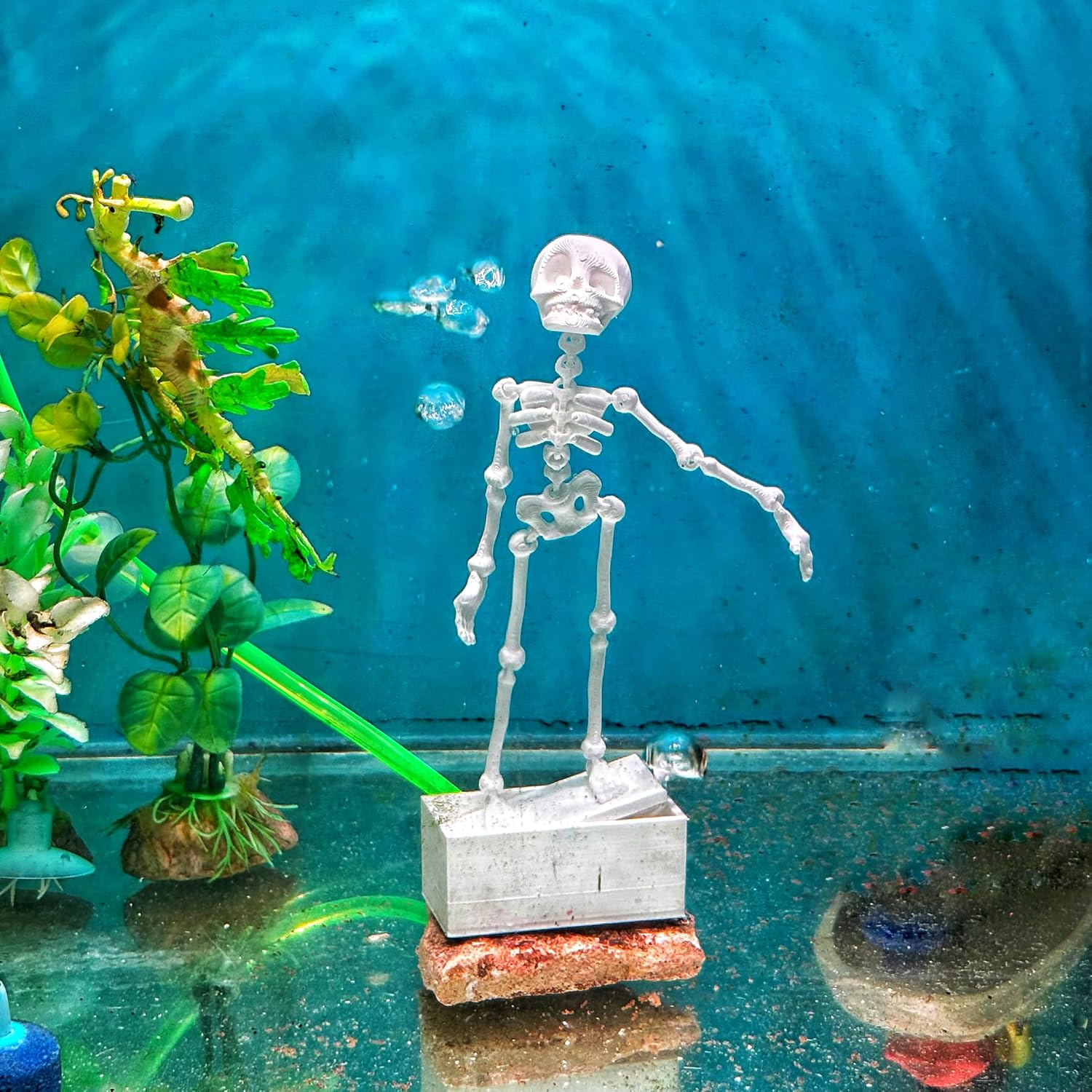 Dancing Skeleton Aquarium Ornament | Self-Balancing Floating Skeleton Decoration for Fish Tank | Unique 3D Printed Aquarium Decor | Safe for Freshwater & Saltwater Tanks | Black
